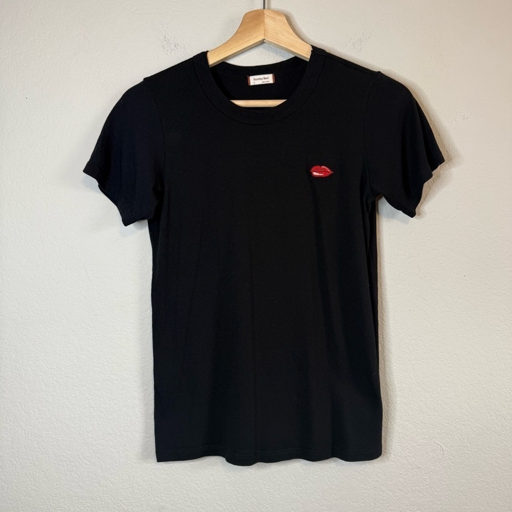 Aritzia Sunday Best Black Short Sleeve Crewneck Soft Cotton Tee Red Lips Decal